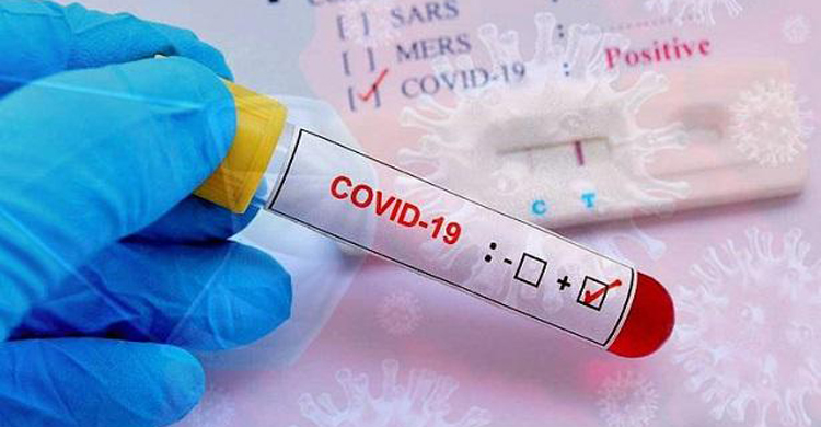 টিকা নেওয়ার পর ত্রাণ সচিব ও স্বাস্থ্যকর্