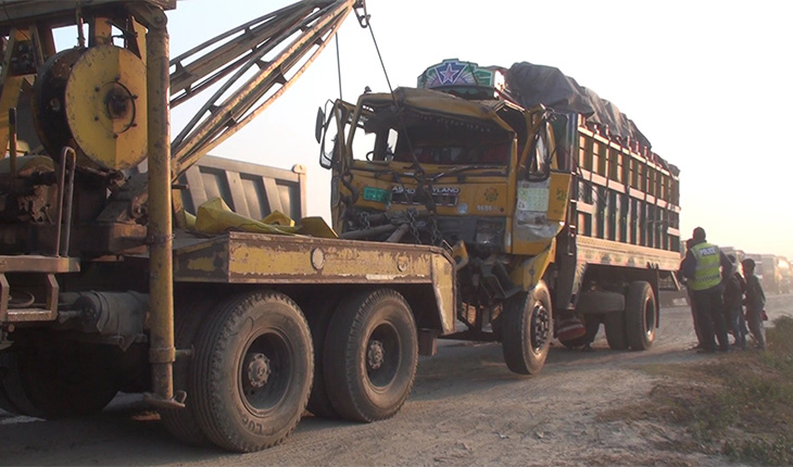 দাঁড়িয়ে থাকা ট্রাকের পেছনে ধাক্কা ! চালক