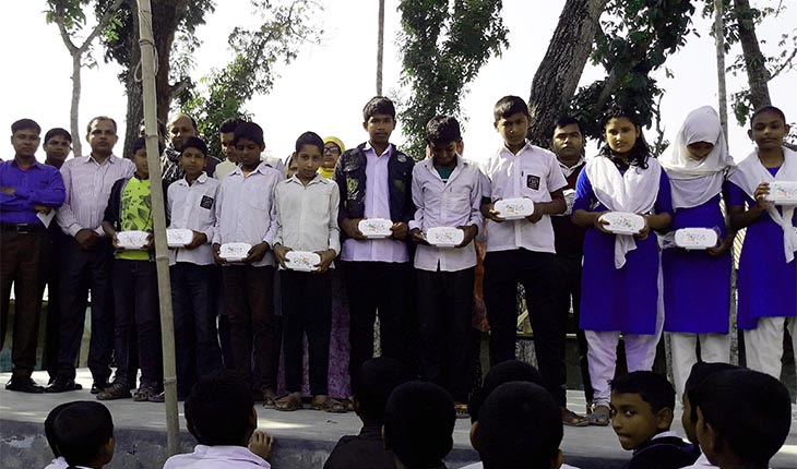 নাটোরে শিক্ষার্থীদের মাঝে টিফিন বক্স বিত