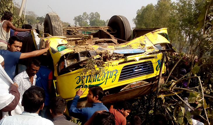 কালিহাতীতে ওভারটেক করতে গিয়ে বাস খাদে, ন