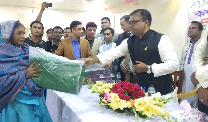 বাগাতিপাড়ায় স্থানীয়দের উদ্যোগে কম্বল বিত