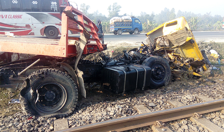 কালিহাতীতে ট্রাক ও লরির মুখোমুখি সংঘর্ষে