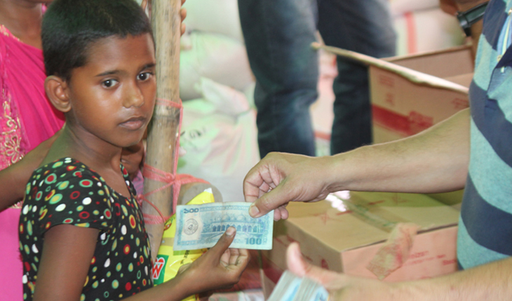 অসচ্ছল পরিবারের মাঝে খাদ্য সামগ্রী বিতরণ