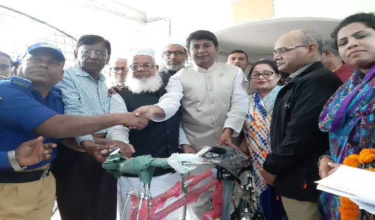 নাটোরে গ্রাম পুলিশদের মাঝে সাইকেল বিতরণ