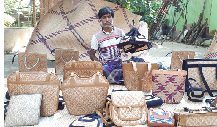 পাটি শিল্পীদের স্বাবলম্বীর পথ দেখাচ্ছেন