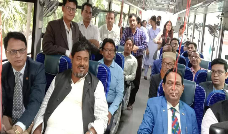 কুমুদিনী কলেজে  প্রধানমন্ত্রীর উপহার দেয়