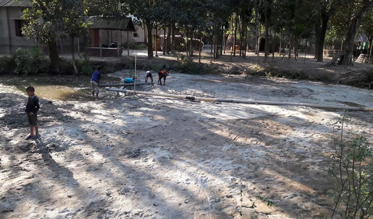 নদী থেকে বালু উত্তোলন করে পুকুর ভরাট