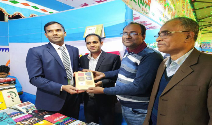 সাংবাদিককে সাংবাদিকতার বই দিলেন অতিরিক্ত