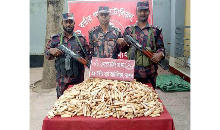 বেনাপোল সীমান্তে বিপুল পরিমাণ চন্দন কাঠ