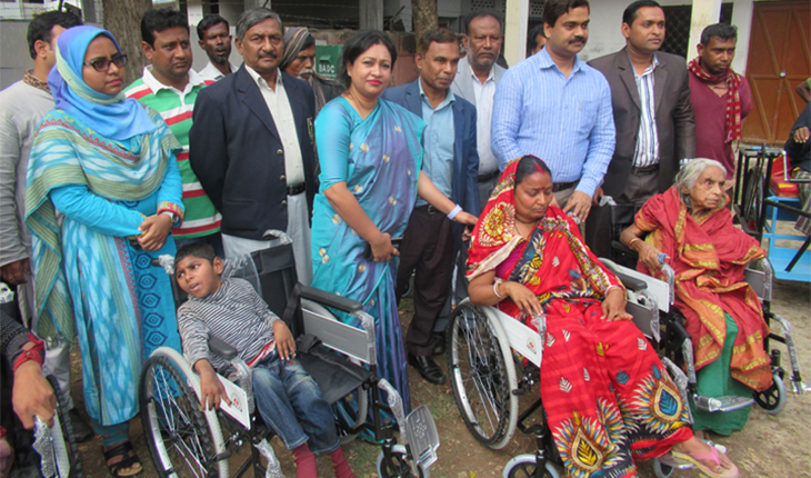 দৃষ্টি প্রতিবন্ধী লক্ষী রানিকে হুইল চেয়া