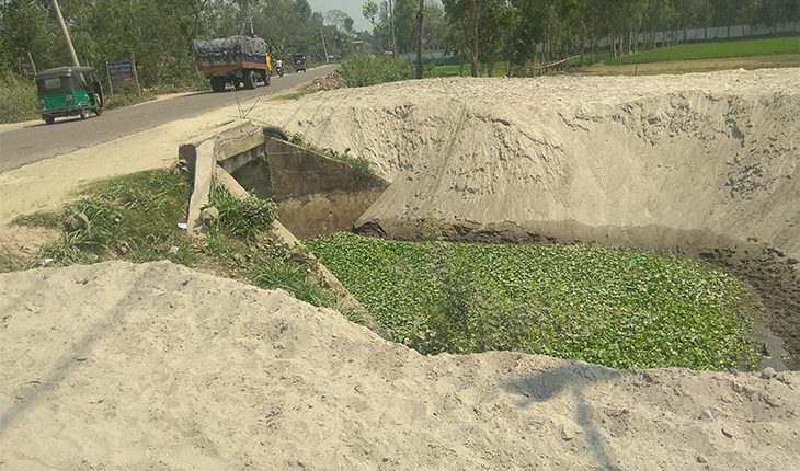 টাঙ্গাইল-ময়মনসিংহ মহাসড়কের কালভার্টে বাধ