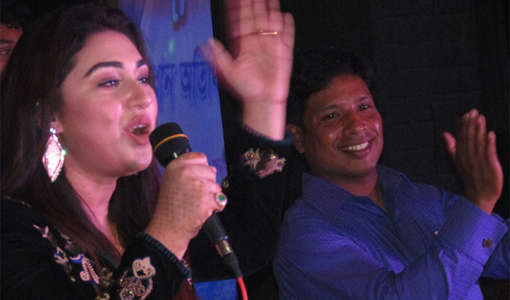 নাটোর ঘুরে গেলেন চিত্রনায়িকা অপু বিশ্বাস