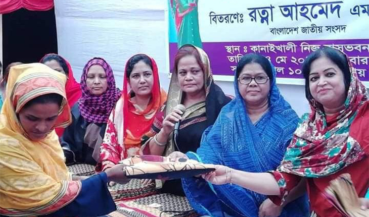 দুঃস্থ নারীদের মাঝে প্রধানমন্ত্রীর পক্ষ