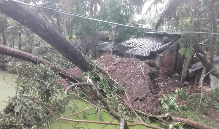 বাগেরহাটে ঘূর্ণিঝড়ের তান্ডবে অর্ধশতাধিক