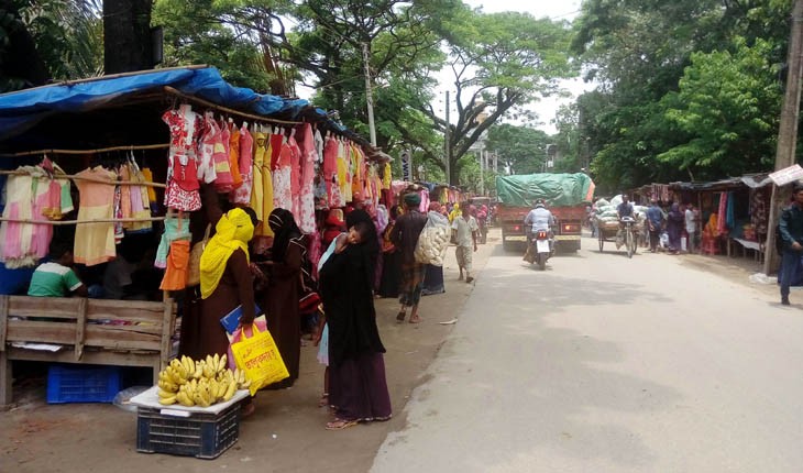 সড়কের উপর দোকানপাট!