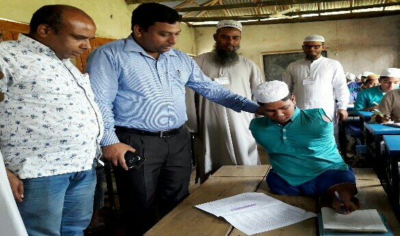 পায়ে লিখে পরীক্ষা দেয়া রাসেলের পাশে ইউএন