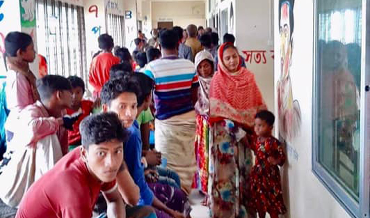 বাগেরহাটে আশ্রয়কেন্দ্রে উপচেপড়া ভিড়