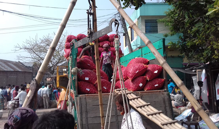 পেঁয়াজের পাইকারী বাজারে আগুনঝরা দাম