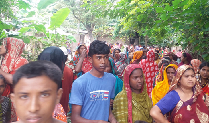 সাপের কামড়ে লাশ দাফন নিয়ে পুলিশ সদস্যকে