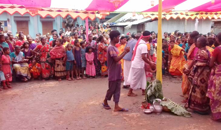 মিঠাপুকুরে আদিবাসীদের কারাম উৎসব অনুষ্ঠি