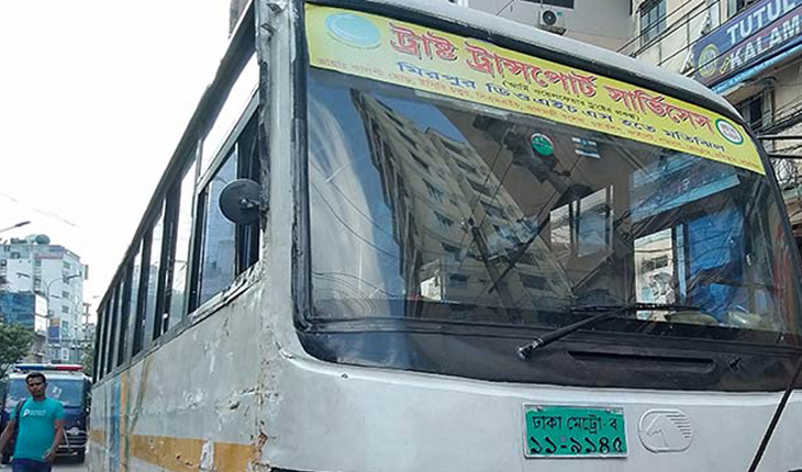 ফুটপাতে দাঁড়িয়েও বাস চাপায় প্রাণ হারালেন