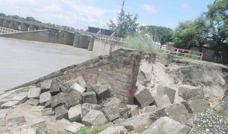 সুরক্ষাবাঁধ ভাঙ্গনে ৮০টি পরিবার ও মহিলা