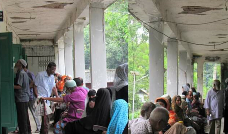 গোপালপুর উপজেলা পরিষদ ভবনের ছাদের পলেস্ত