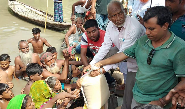 ব্র্যাকের পক্ষ থেকে বন্যা দূর্গতদের মাঝে