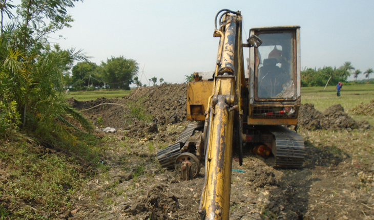 ঝিনাইদহে&nbsp; চাঁদা না দেওয়ায় পুকুর খনন কাজে
