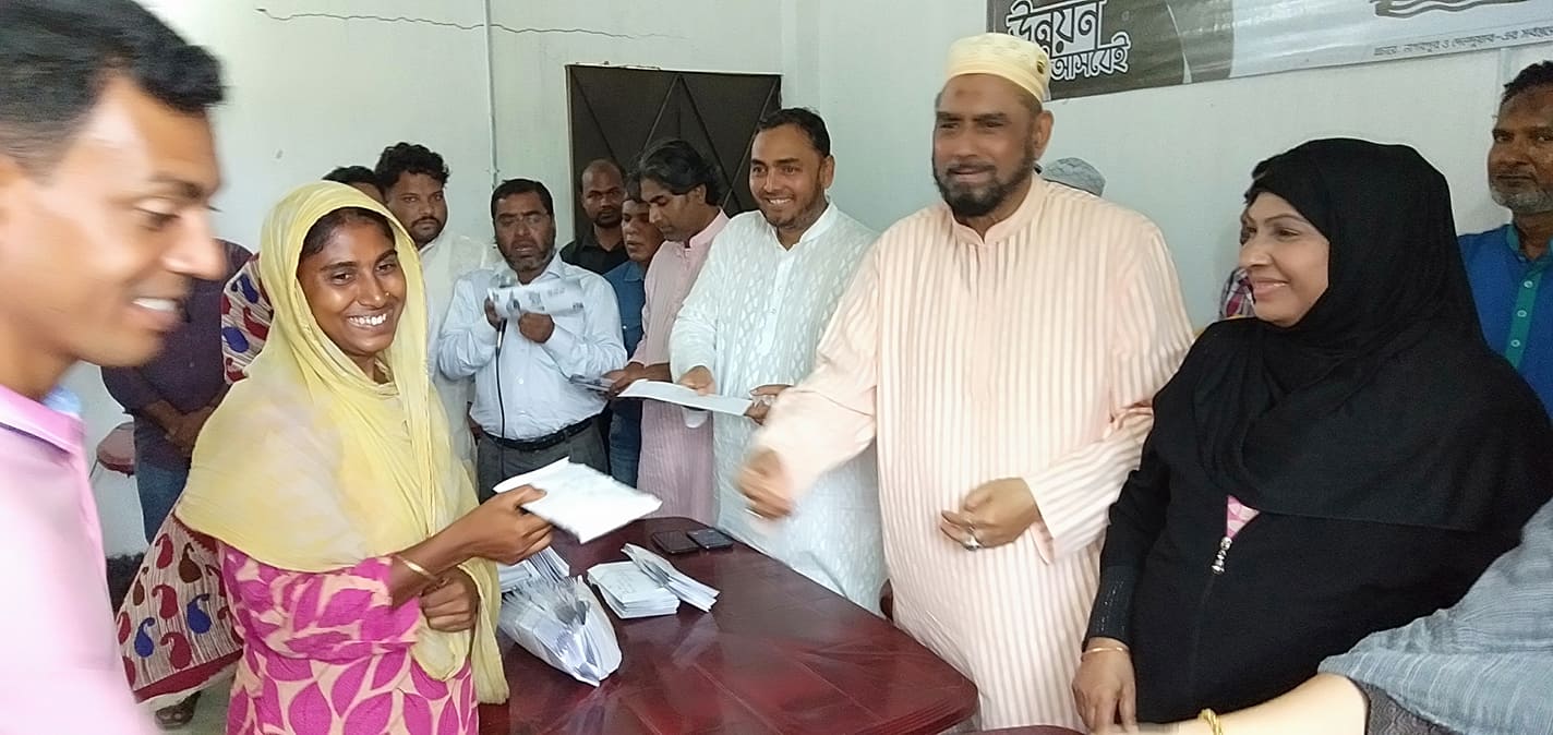 ৭৩ টি পরিবারকে ঋণমুক্ত করলেন হাজী মকবুল