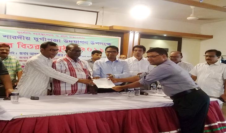 মির্জাপুরে দূর্গাপূজা উপলক্ষে চাল বিতরণ