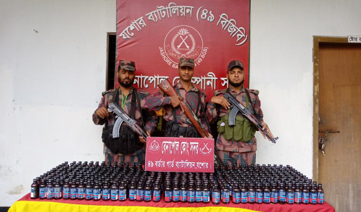 বেনাপোল সীমান্তে ফেনসিডিল সহ আটক -১