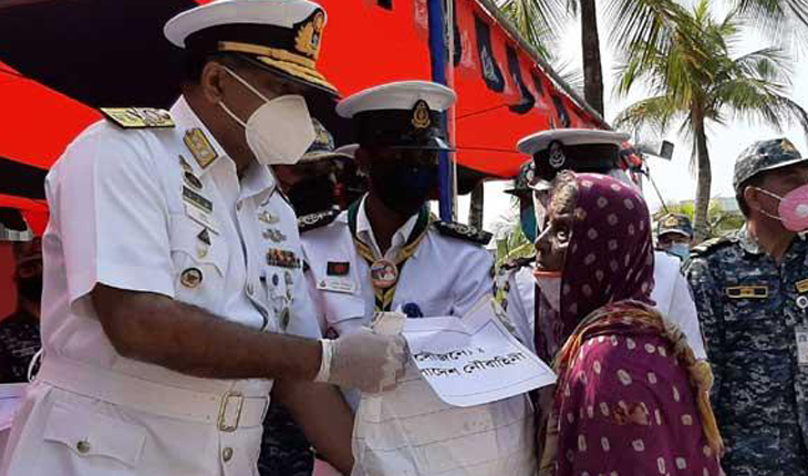 ৩&rsquo;শ পরিবারকে খাদ্য সামগ্রী দিলেন নৌবাহিন