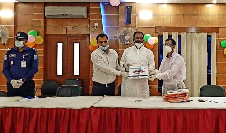 চিকিৎকদের মাঝে উপজেলা প্রশাসনের পিপিই বি