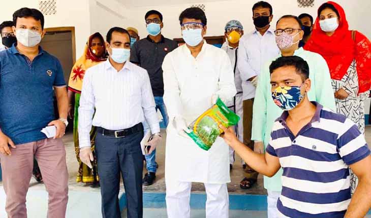 নাটোরে প্রান্তিক কৃষকদের মাঝে পাট বীজ বি