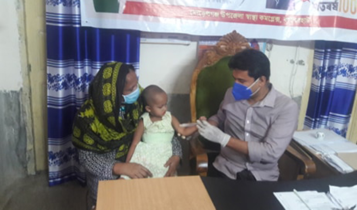 করোনার ঝুঁকিতে চিকিৎসা দিচ্ছে ডা.কামাল হ