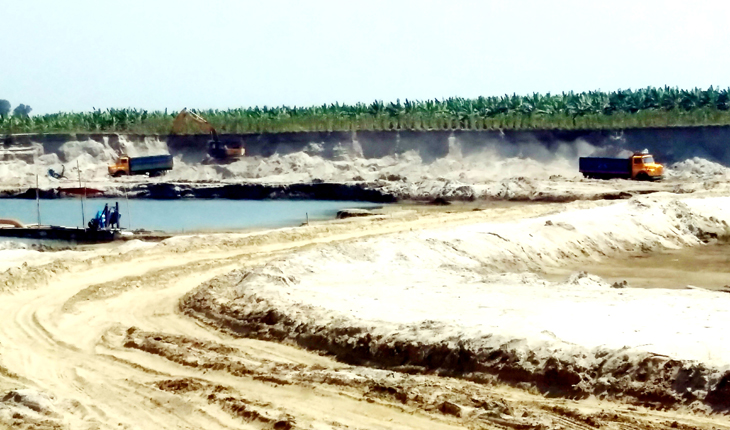 এমপি&rsquo;র নাম ভাঙিয়ে ধলেশ্বরীর জেগে উঠা চর