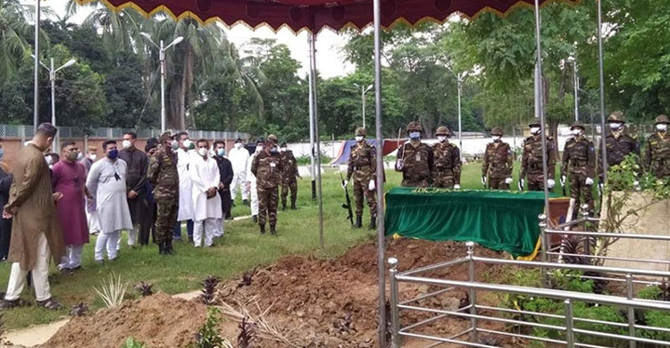 সামরিক মর্যাদায় চিরনিদ্রায় শায়িত মেজর (অ