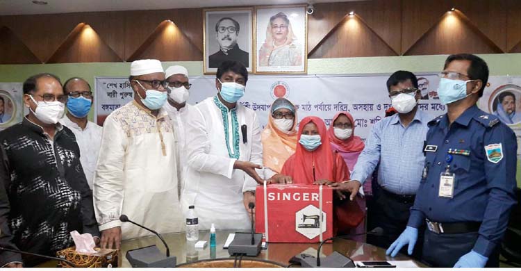 নাটোরে ৪২ দুঃস্থ মহিলা পেলেন সেলাই মেশিন