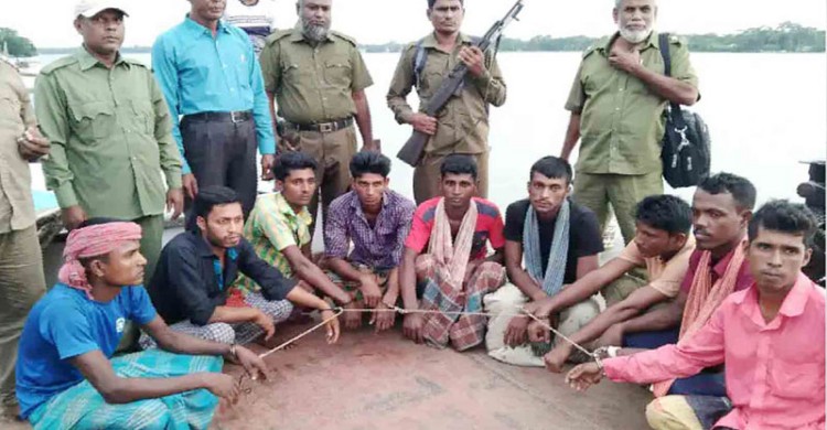 সুন্দরবনে নিষেধাজ্ঞা অমান্য করে মাছ শিকা