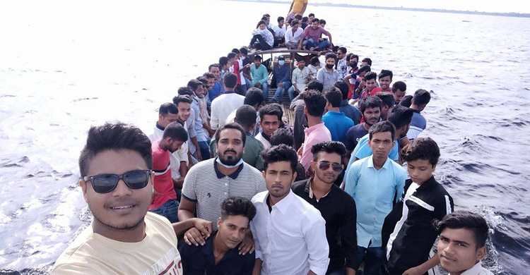 হালতি বিলের অথৈ জলরাশিতে প্রতিদিন হাজারো