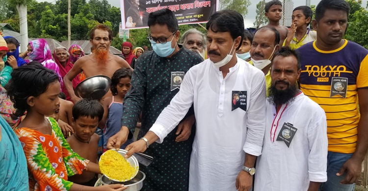 সেতুতে আশ্রয় নেওয়া সেই ৭০ পরিবারকে দুপুর