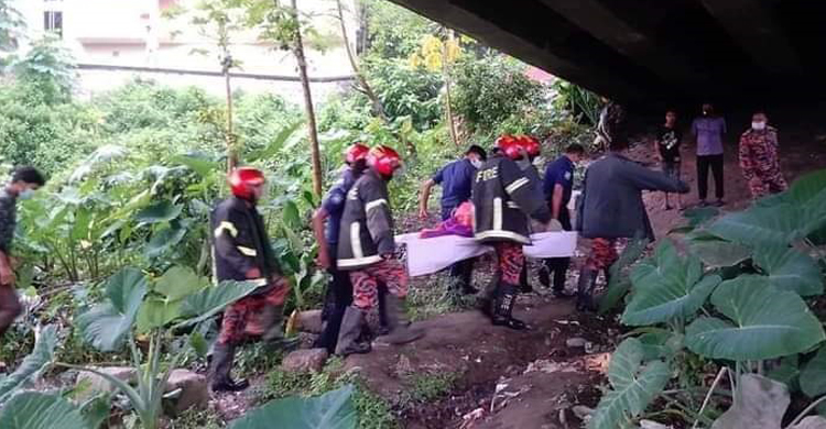 ব্রীজের নিচে কন্যা সন্তান জন্ম দিলেন পাগ