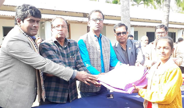 নাটোরে শিক্ষার্থীদের মাঝে স্কুল কর্তৃপক্