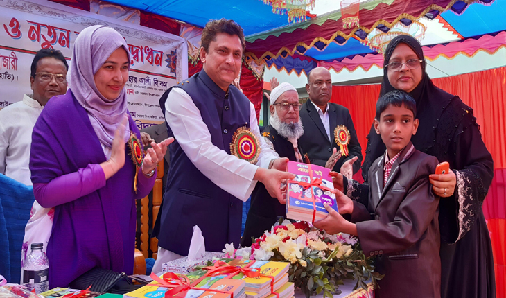 কালিহাতীতে নতুন বই দিয়ে শুরু বই উৎসব