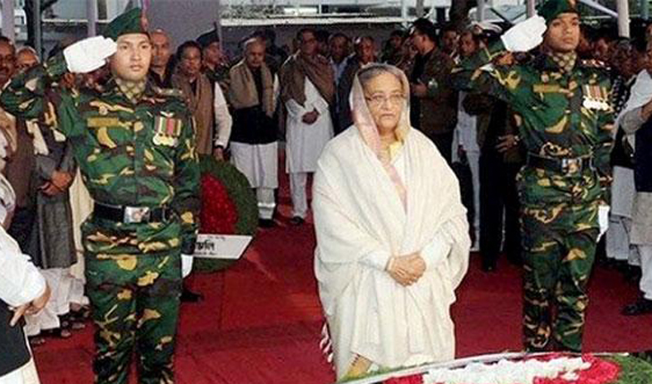 বঙ্গবন্ধুর প্রতিকৃতিতে প্রধানমন্ত্রীর শ্