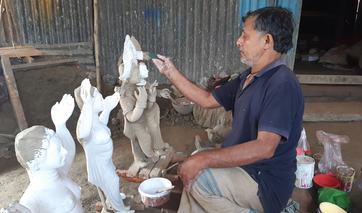 সরস্বতী প্রতিমা তৈরিতে ব্যস্ত কালিহাতীর
