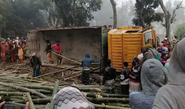 ঘাটাইলে ট্রাক্টরের ওপর ট্রাক উল্টে চালক