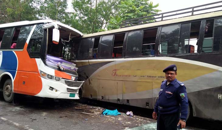 নাটোরে দুই বাসের মুখোমুখি সংঘর্ষে একজন ন