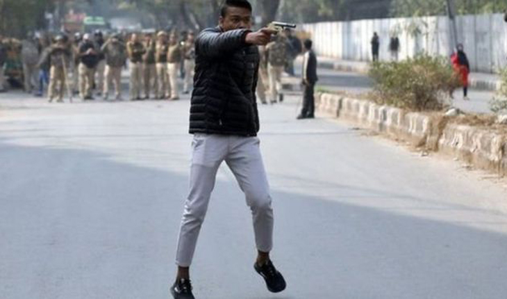 গুলি করে বন্দুকধারী বললো 'ইয়ে লো আজাদি'